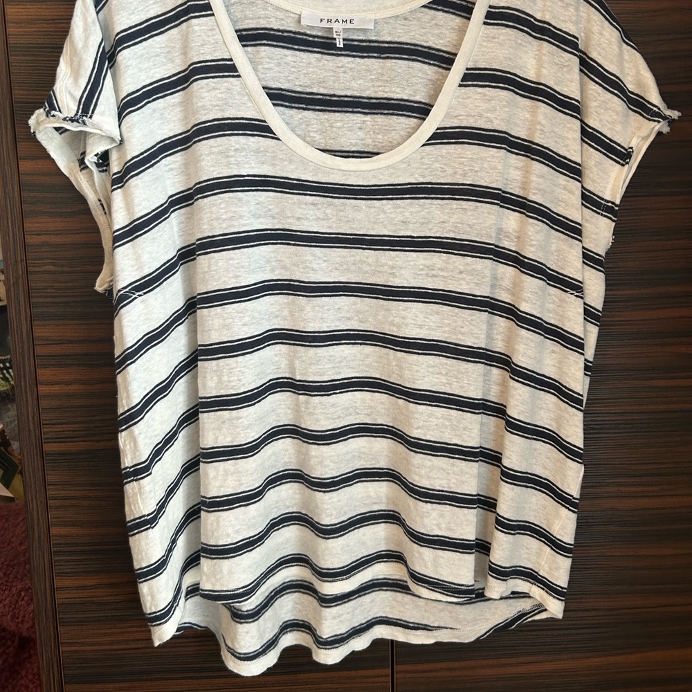 Frame linen tee in  cream, and navy blue.